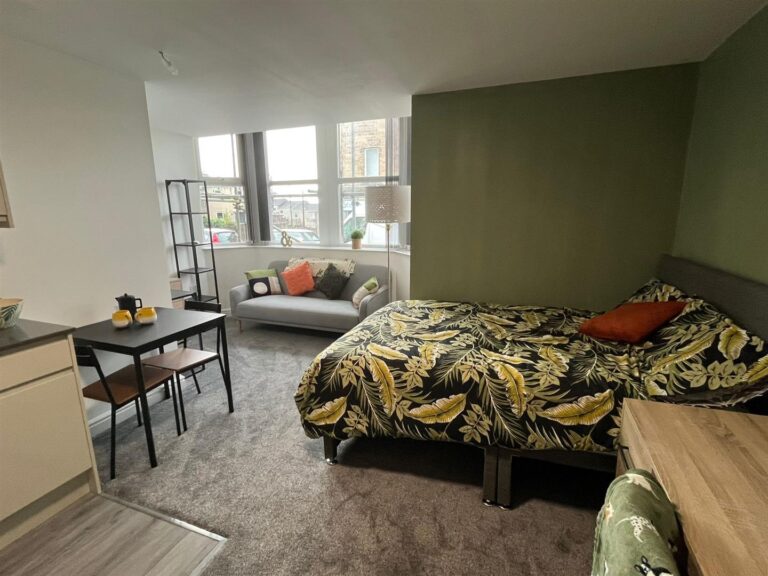 Save Time & Money: Lancaster Student Homes with Utilities Included
